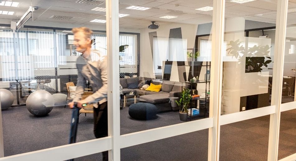Netpower ansatt i farten Ansatt på sparkesykkel