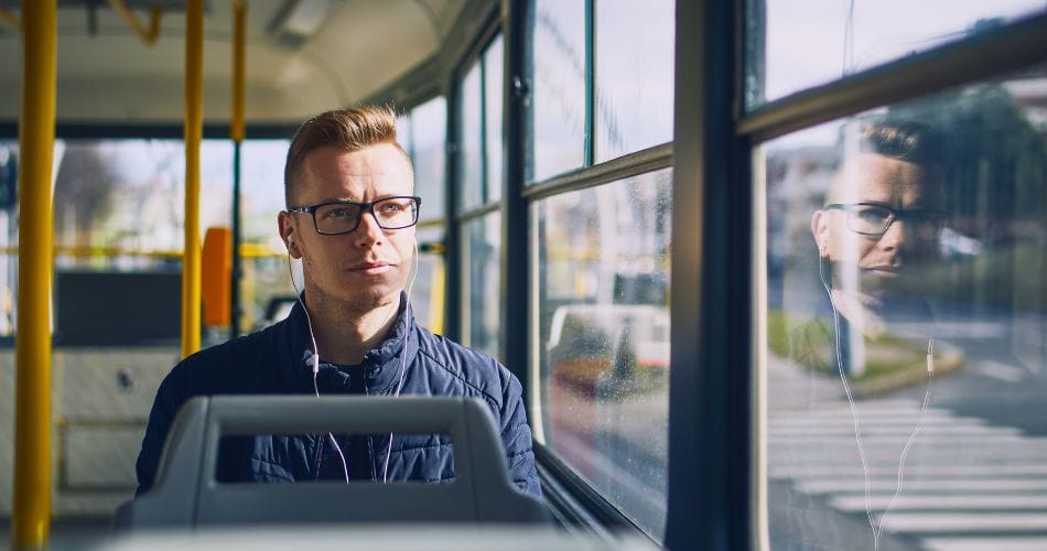 Mann som reiser med kolumbus og tar i bruk mobilapp