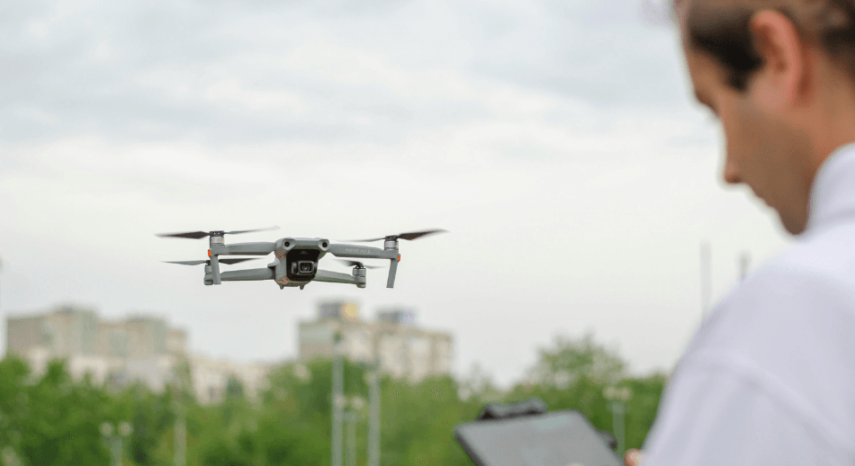 Dronepilot som flyr drone