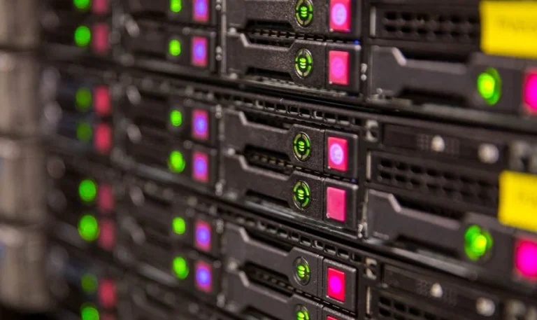 Serverrack med lysende statuslamper i et datasenter